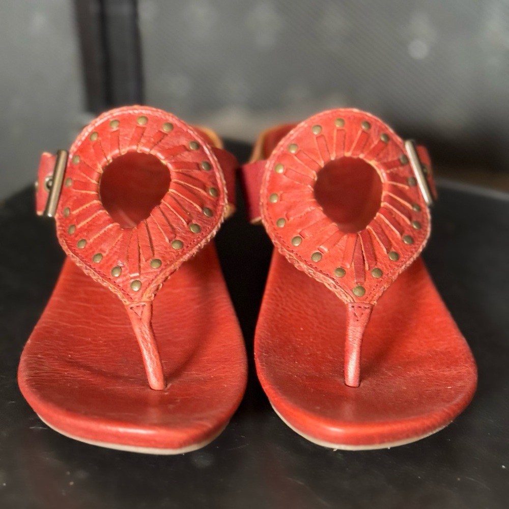 Frye Kitten Wedge Leather Studded Thong Sandal, Burnt Orange Size 8 Women - Picture 3 of 7
